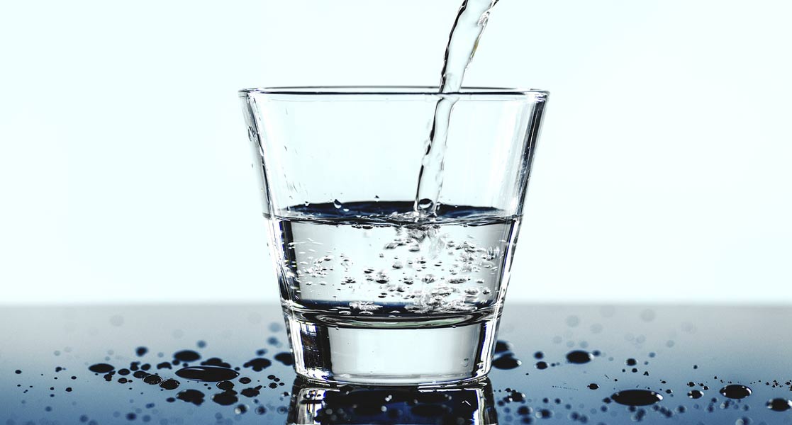 שתיית מים במהלך היום מסייעת לשמירה על בריאות השיניים וחלל הפה